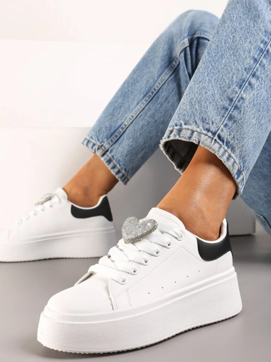 Zdjęcie produktu Biało-Czarne Sznurowane Sneakersy na Grubej Podeszwie z Metalową Ozdobą i Cyrkoniami Cavendra