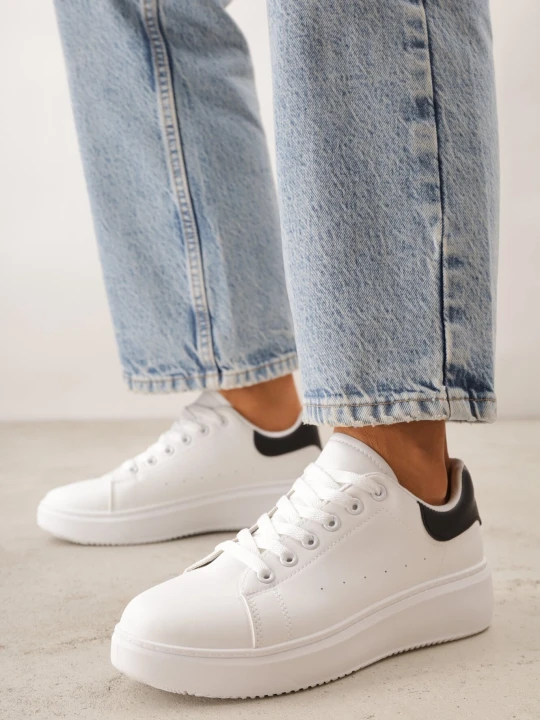 Zdjęcie produktu Biało-Czarne Sznurowane Sneakersy o Klasycznym Fasonie na Grubej Podeszwie Cataria