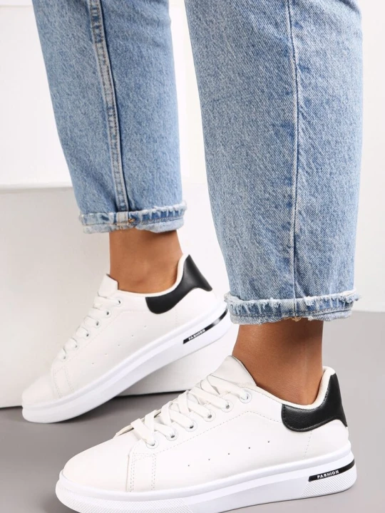 Zdjęcie produktu Biało-Czarne Wiązane Sneakersy na Płaskiej Podeszwie z Modną Wstawką Zanelih