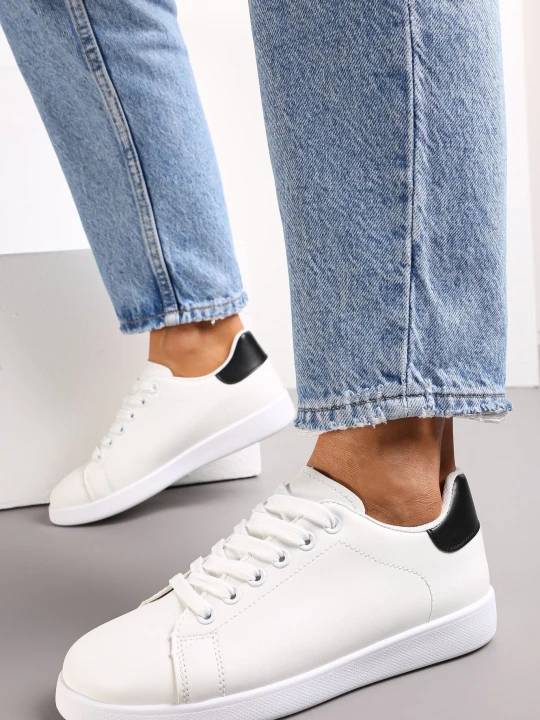 Zdjęcie produktu Biało-Czarne Wiązane Sneakersy na Płaskiej Podeszwie z Okrągłym Noskiem Adephine