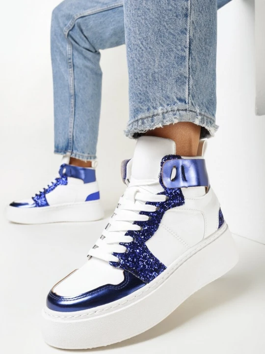 Zdjęcie produktu Biało-Granatowe Sneakersy na Grubej Płaskiej Podeszwie z Cholewką za Kostkę Ozdobione Brokatem i Metalicznymi Wstawkami Byreli