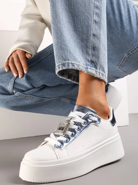 Zdjęcie produktu Biało-Niebieskie Sneakersy z Metaliczną Zawieszką na Sznurówkach Ozdobioną Cyrkoniami Edosa