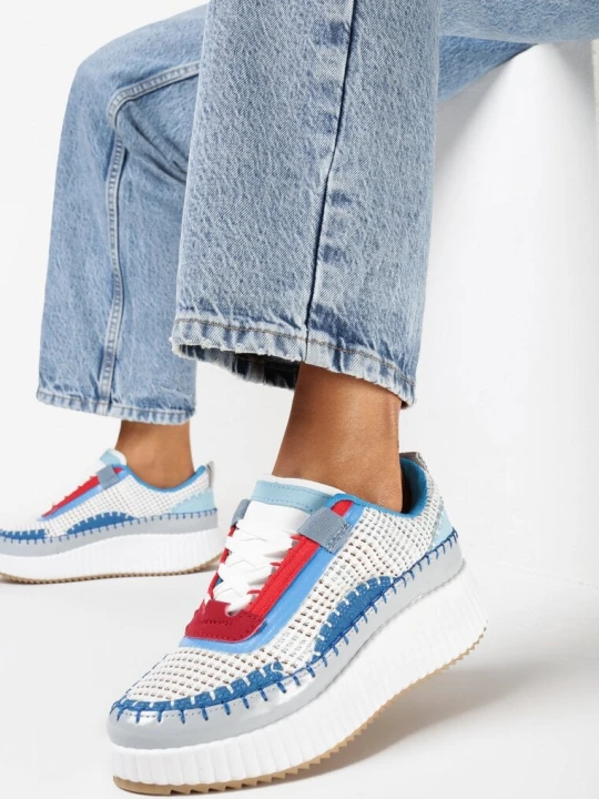 Zdjęcie produktu Biało-Niebieskie Sneakersy z Patchworkową Cholewką i Tłoczoną Platformą Geridia