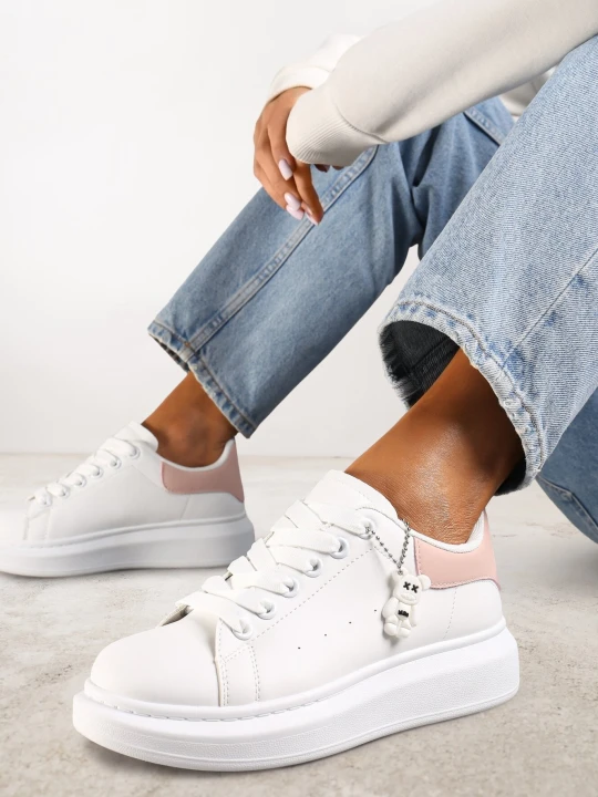 Zdjęcie produktu Biało-Różowe Klasyczne Sneakersy z Ozdobną Zawieszką Tenevia