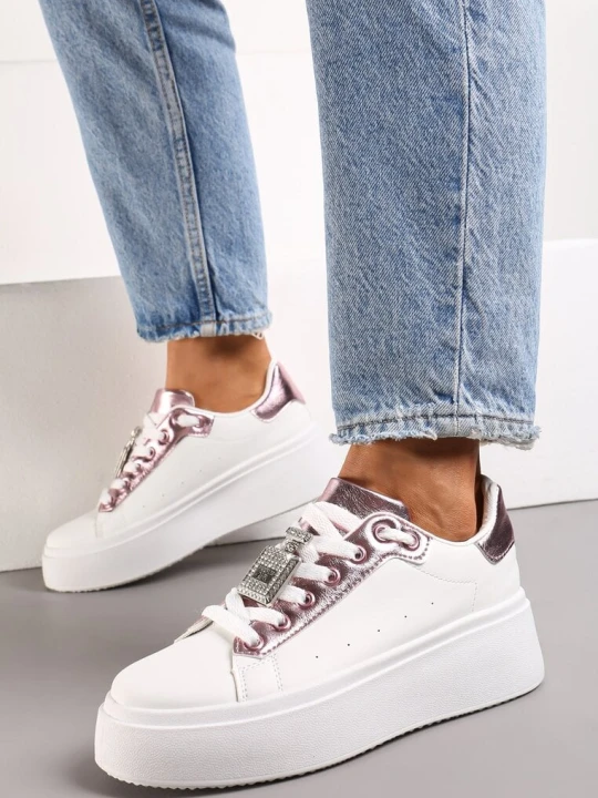 Zdjęcie produktu Biało-Różowe Sneakersy z Metaliczną Ozdobą z Cyrkoniami przy Sznurówkach Awenttes