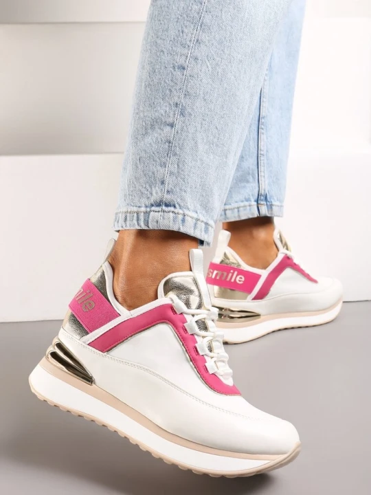 Zdjęcie produktu Biało-Różowe Sneakersy z Metaliczną Wstawką i Ozdobnym Napisem na Ukrytym Koturnie Alivewna