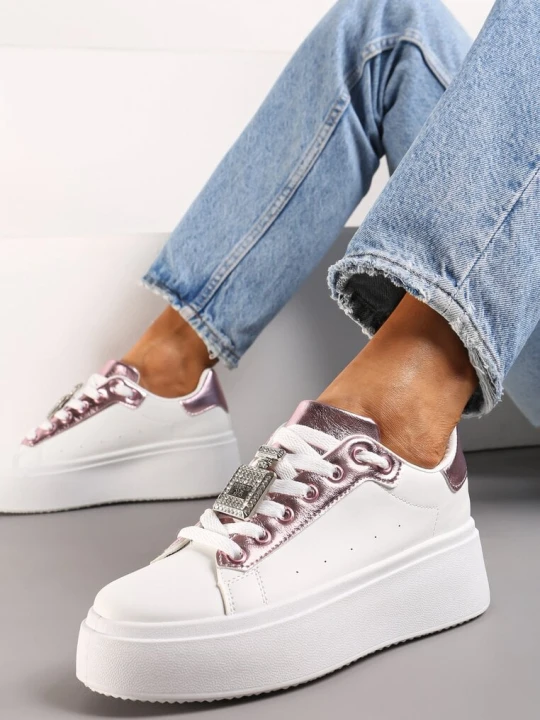Zdjęcie produktu Biało-Różowe Sneakersy z Metaliczną Zawieszką na Sznurówkach Ozdobioną Cyrkoniami Edosa
