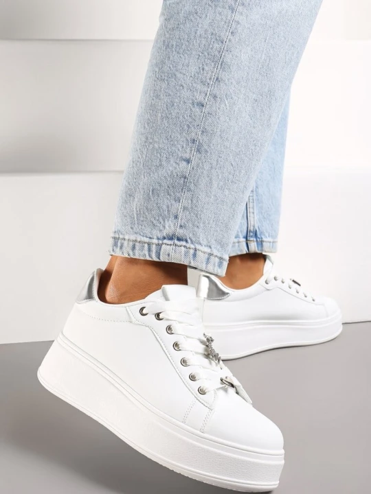 Zdjęcie produktu Biało-Srebrne Sneakersy na Grubej Podeszwie przed Kostkę z Metalowymi Zawieszkami Ozdobionymi Cyrkoniami Nasulla