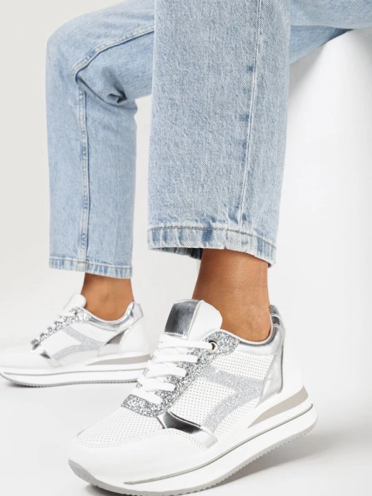 Zdjęcie produktu Biało-Srebrne Sneakersy na Grubej Podeszwie z Błyszczącymi Wstawkami i Sznurowaniem Lirevasa