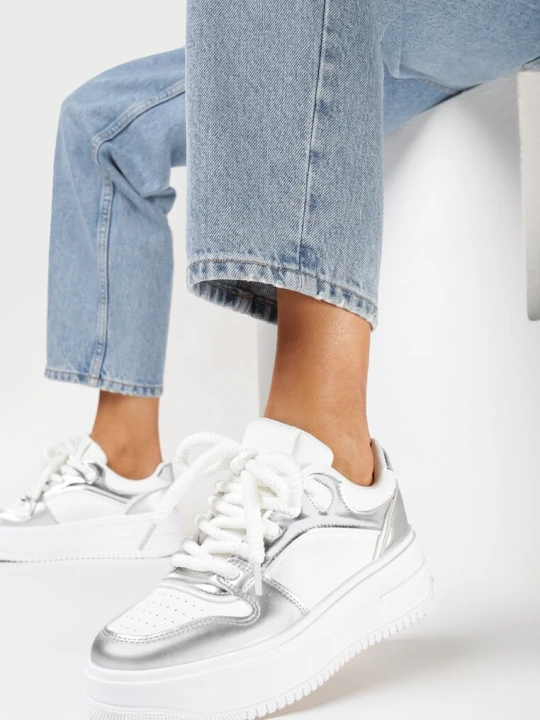 Zdjęcie produktu Biało-Srebrne Sneakersy na Grubej Podeszwie z Licznymi Wstawkami na Cholewce Lairemea