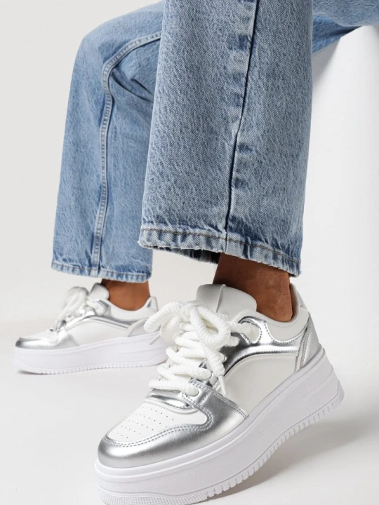 Zdjęcie produktu Biało-Srebrne Sneakersy na Grubej Podeszwie z Metalicznymi Wstawkami Atilem