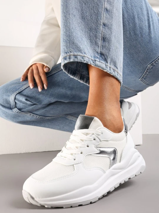 Zdjęcie produktu Biało-Srebrne Sneakersy na Płaskiej Podeszwie ze Sznurowaniem i Materiałowymi Wstawkami Haretta