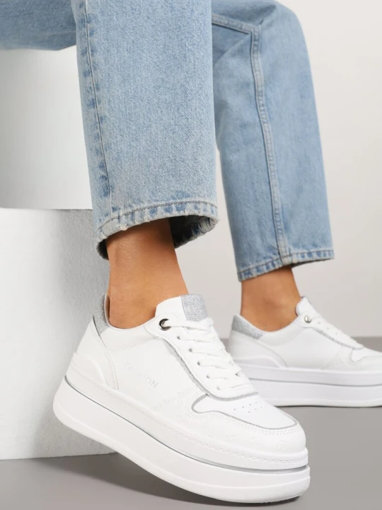 Zdjęcie produktu Biało-Srebrne Sneakersy na Platformie Ozdobione Brokatem i Napisem Udivoria Mellisa