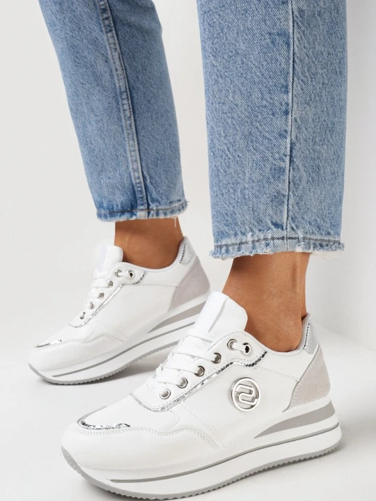 Zdjęcie produktu Biało-Srebrne Sneakersy na Platformie z Lamówką Ozdobione Naszywką Liseart