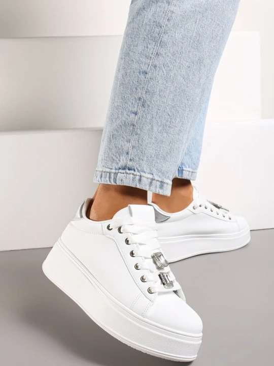 Zdjęcie produktu Biało-Srebrne Sneakersy na Platformie z Odpinanymi Zawieszkami Przy Sznurówkach Harhi