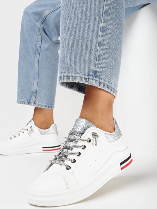 Zdjęcie produktu Biało-Srebrne Sneakersy z Biżuteryjnym Wiązaniem i Brokatowymi Wstawkami Eleria