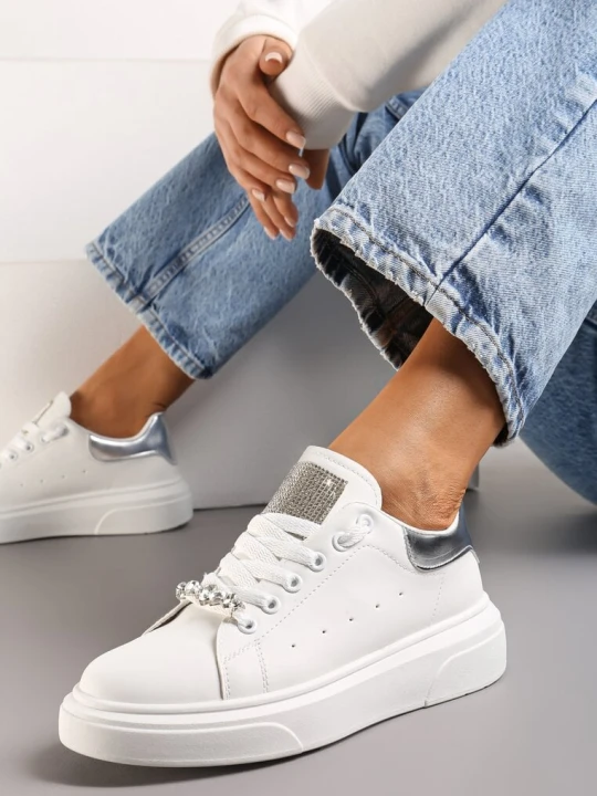 Zdjęcie produktu Biało-Srebrne Sneakersy z Cyrkoniami na Języku i Odpinaną Biżuteryjną Aplikacją na Sznurówkach Coletti