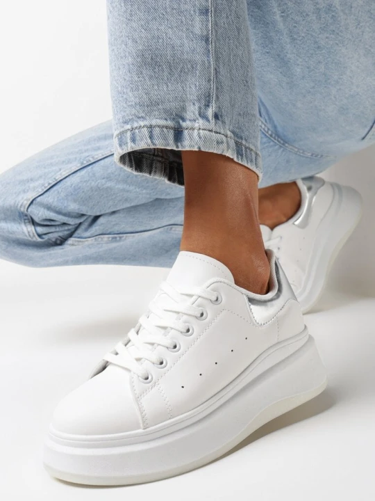 Zdjęcie produktu Biało-Srebrne Sneakersy z Delikatną Perforacją i Gumowym Misiem przy Sznurówkach Zephra