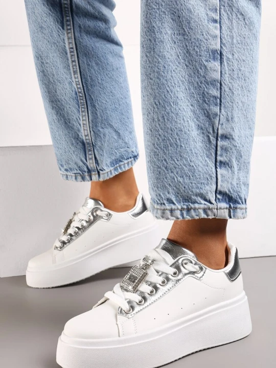 Zdjęcie produktu Biało-Srebrne Sneakersy z Metaliczną Ozdobą z Cyrkoniami przy Sznurówkach Awenttes