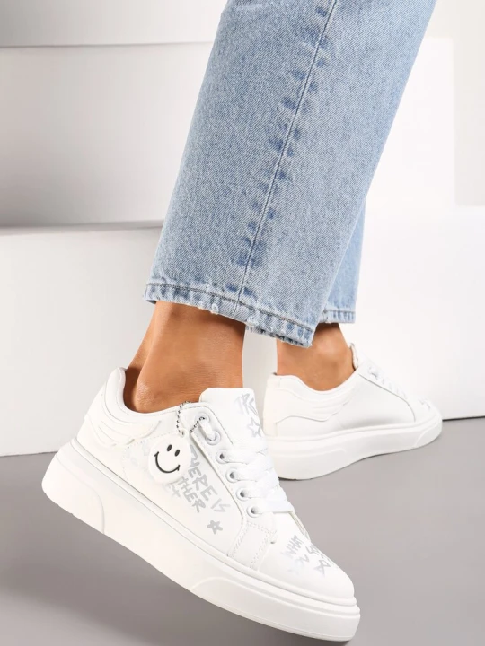 Zdjęcie produktu Biało-Srebrne Sneakersy z Napisami i Odpinanym Brelokiem z Uśmiechniętą Buźką Namist