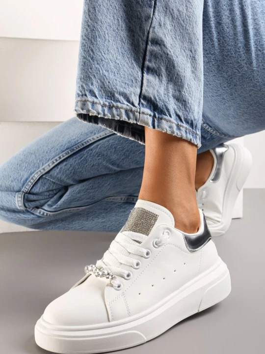 Zdjęcie produktu Biało-Srebrne Sneakersy z Odpinaną Ozdobną na Sznurowaniu i Cyrkoniami na Języku Vanello