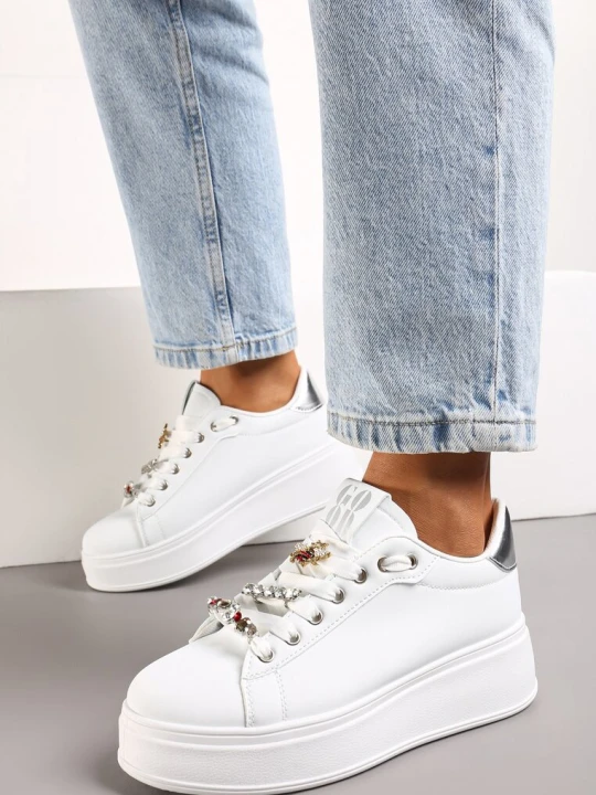 Zdjęcie produktu Biało-Srebrne Sneakersy z Platformą i Odpinanymi Biżuteryjnymi Aplikacjami na Sznurówkach Nasuumi