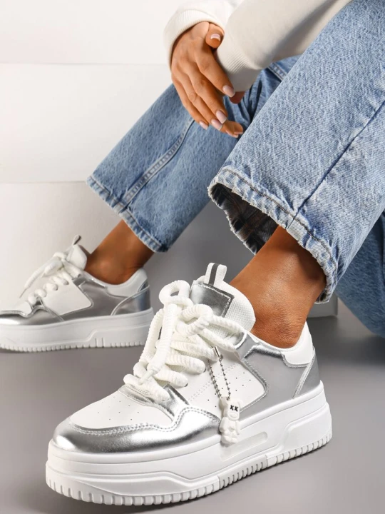 Zdjęcie produktu Biało-Srebrne Sneakersy z Zawieszką Misia i Szerokimi Sznurowadłami Alrikad