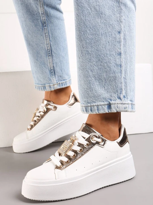 Zdjęcie produktu Biało-Szampańskie Sneakersy z Metaliczną Ozdobą z Cyrkoniami przy Sznurówkach Awenttes