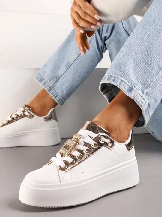 Zdjęcie produktu Biało-Szampańskie Sneakersy z Metaliczną Zawieszką na Sznurówkach Ozdobioną Cyrkoniami Edosa