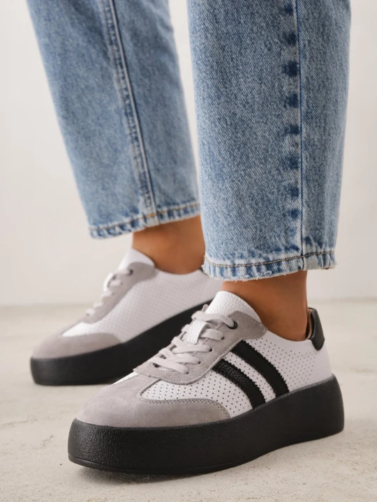 Zdjęcie produktu Biało-Szare Skórzane Sneakersy na Grubej Podeszwie Ozdobione Paskami i Perforacją Wiefia Goodin