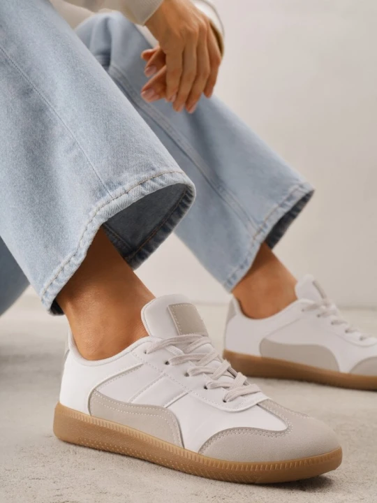 Zdjęcie produktu Biało-Szare Sneakersy z Ozdobnymi Przeszyciami przed Kostkę Redala Vices