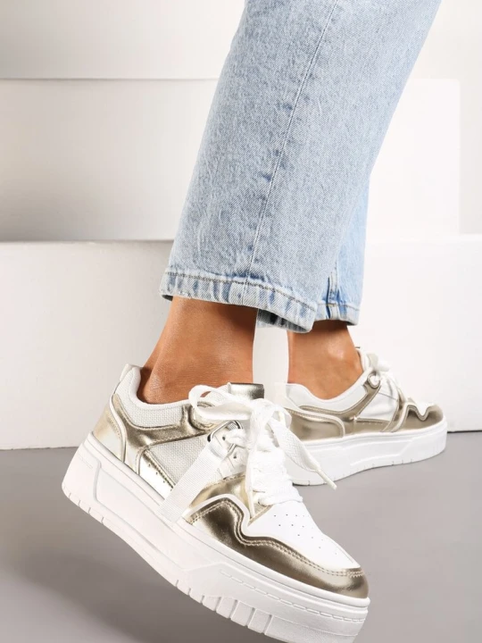 Zdjęcie produktu Biało-Złote Sneakersy na Grubej Podeszwie z Ozdobnymi Sznurówkami i Zawieszką Xalenia