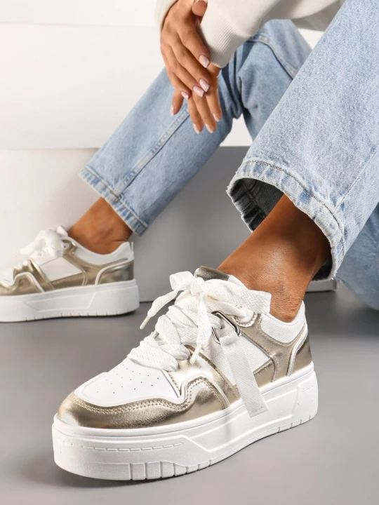 Zdjęcie produktu Biało-Złote Sneakersy na Niskiej Platformie z Zawieszką i Ozdobnymi Sznurówkami Salam