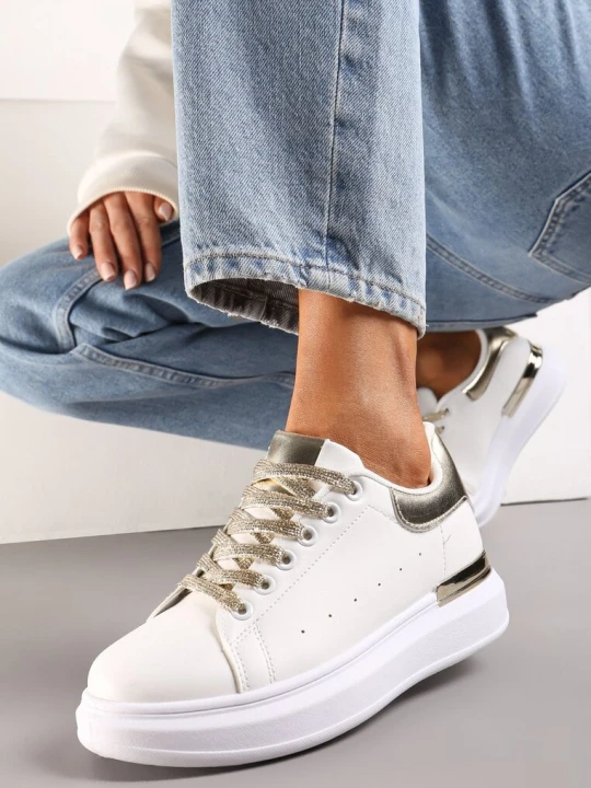 Zdjęcie produktu Biało-Złote Sneakersy z Brokatowymi Sznurowadłami i Metaliczną Wstawką na Platformie Vuriama