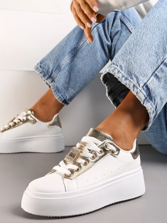 Zdjęcie produktu Biało-Złote Sneakersy z Metaliczną Zawieszką na Sznurówkach Ozdobioną Cyrkoniami Edosa