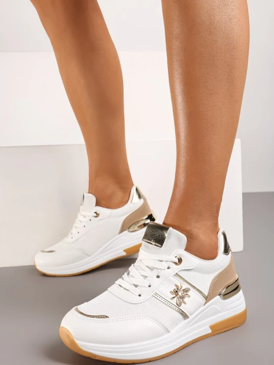 Zdjęcie produktu Biało-Złote Sneakersy za Kostkę z Ekoskóry na Koturnie ze Sznurowaniami i Metalową Ozdobą Galeira
