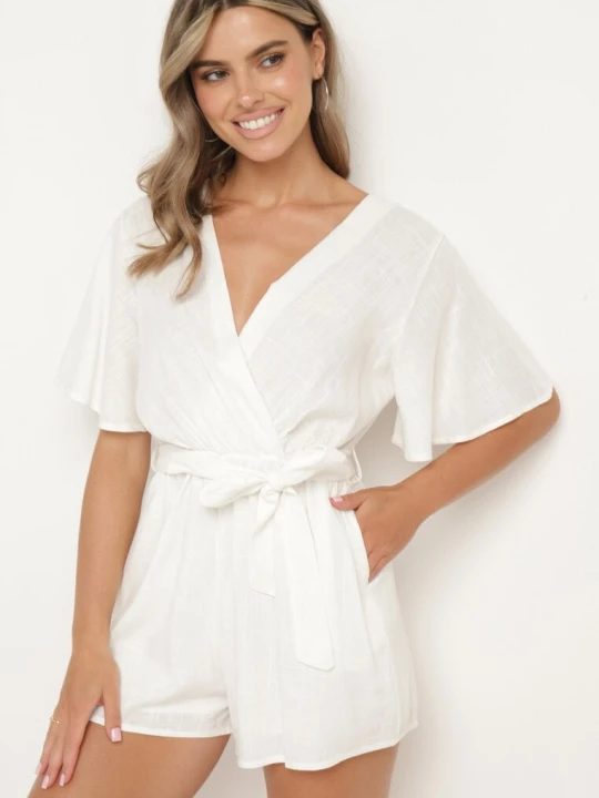 Zdjęcie produktu Biały Bawełniany Kombinezon z Kopertowym Dekoltem i Materiałowym Paskiem w Talii Viklie Melya By Melody