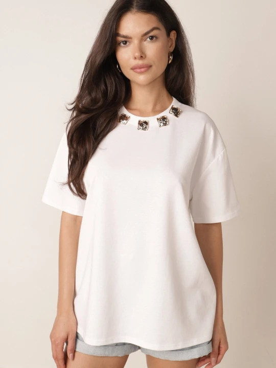 Zdjęcie produktu Biały Bawełniany T-shirt Oversize z Biżuteryjnymi Aplikacjami przy Dekolcie Tesana Yu & Me