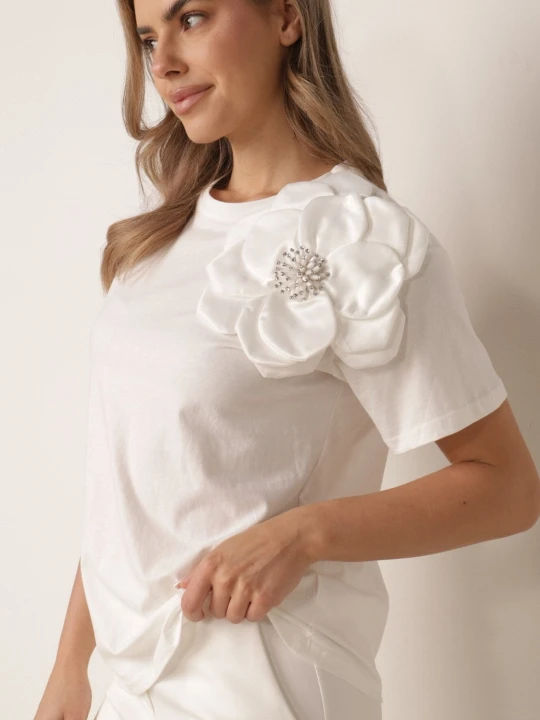 Zdjęcie produktu Biały Bawełniany T-shirt z Krótkim Rękawem i Aplikacją w Kształcie Kwiatu z Cyrkoniami Dimantee