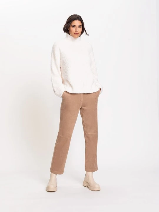 Zdjęcie produktu Biały sweter damski Cora ze stójką - Designer Choice Olsen