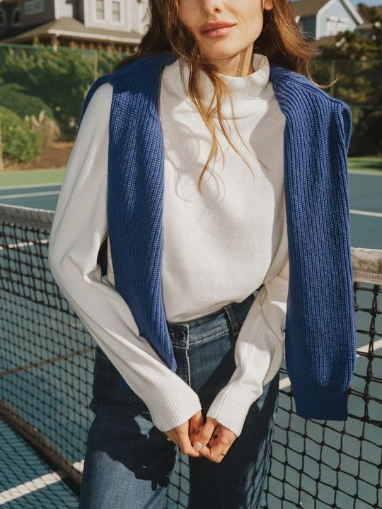 Zdjęcie produktu Biały sweter damski Eva ze stójką – Cosmic Chic Olsen