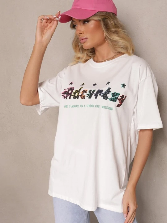 Zdjęcie produktu Biały T-shirt Oversize Ozdobiony Napisem i Kolorowymi Gwiazdami Ilamora Ambitionfly