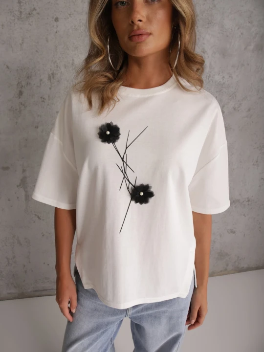 Zdjęcie produktu Biały Wiskozowy T-shirt Ozdobiony Kwiatami i Perełkami Muvine Rosse Line