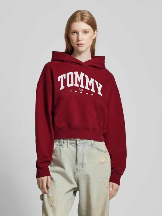 Zdjęcie produktu Bluza krótka z kapturem i nadrukiem z logo model ‘VARSITY’ Tommy Jeans Bordowy