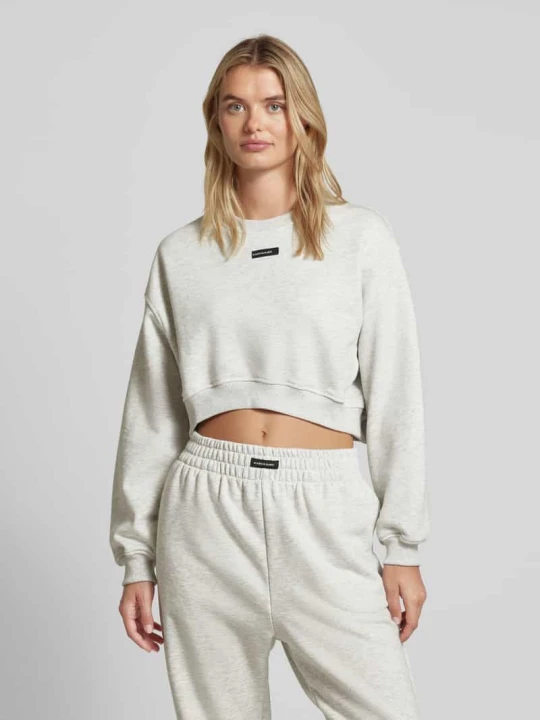 Zdjęcie produktu Bluza krótka z naszywką z logo Karo Kauer Jasnoszary