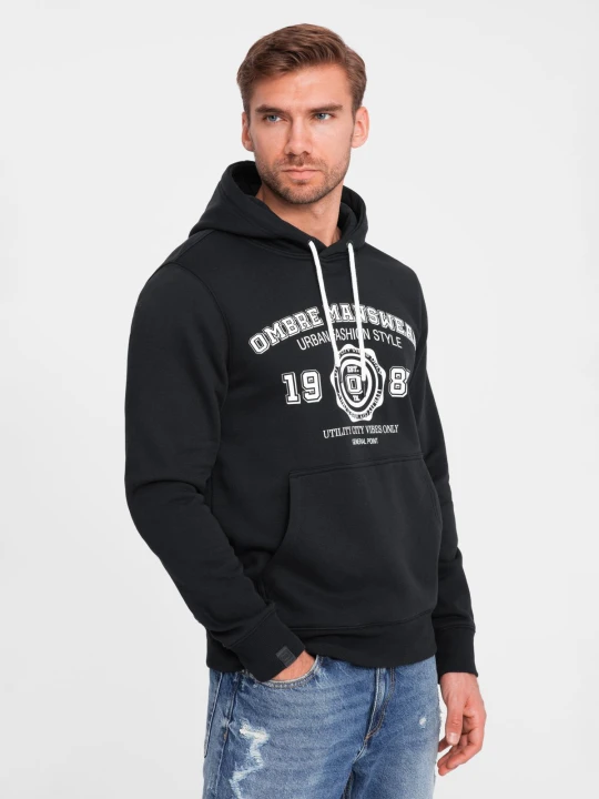 Zdjęcie produktu Bluza męska kangurka z kapturem i nadrukiem w stylu college – czarna V3 - Rozmiar: XL Ombre Clothing