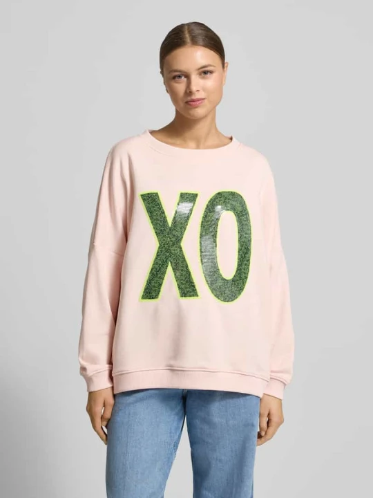Zdjęcie produktu Oversize bluza z naszywanymi cekinami model „XO” Miss Goodlife Jasnoróżowy