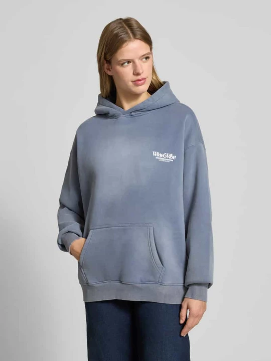 Zdjęcie produktu Bluza z kapturem o kroju Oversized z Kieszeń kangurka Model 'Wine & Vibe' Another Cotton Lab Jasnoniebieski