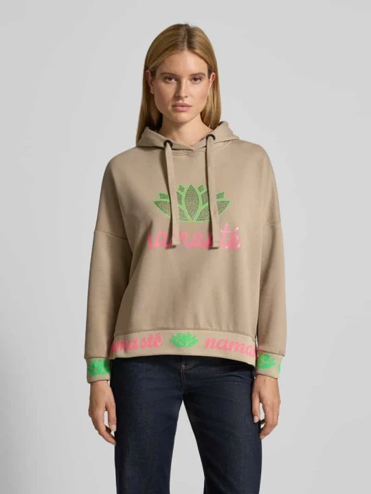 Zdjęcie produktu Bluza z kapturem o kroju oversized z obszyciem z kamieni stras Model „Namaste” Miss Goodlife Piaskowy