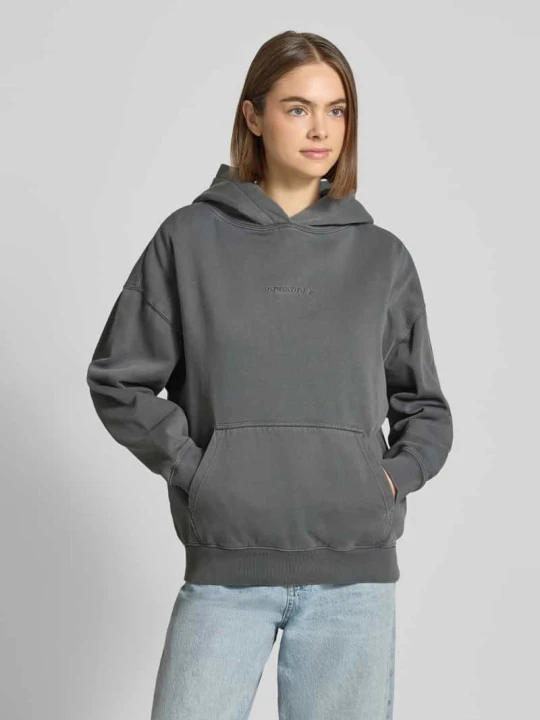 Zdjęcie produktu Bluza o kroju oversized z kapturem, logo i kieszenią kangurką model ‘CLARITA’ Pegador Antracytowy
